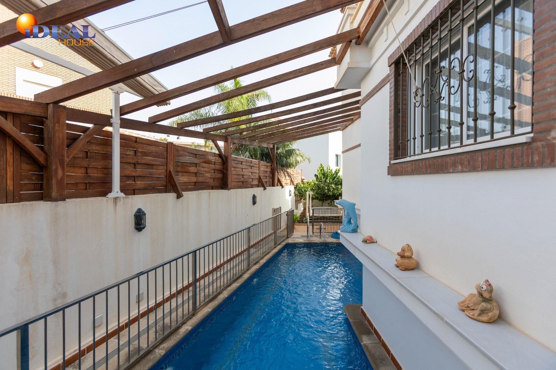 Piscina de Casa o xalet en venda en Motril amb Calefacció, Jardí privat i Terrassa