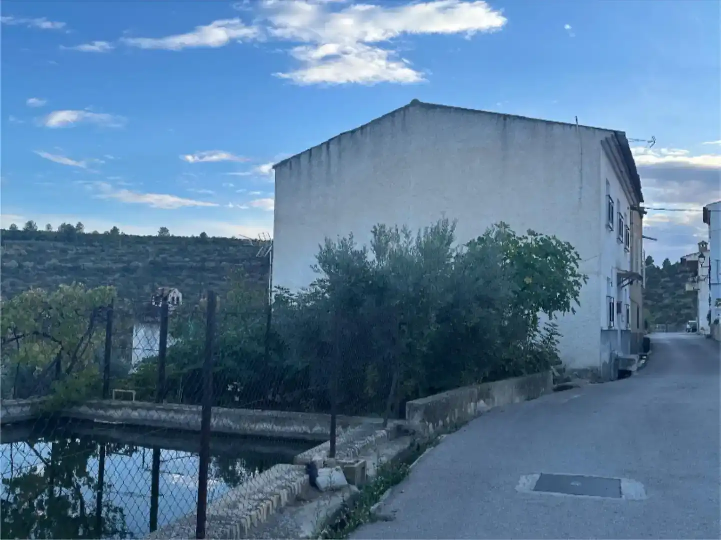 Vista exterior de Pis en venda en Yeste amb Piscina i Balcó