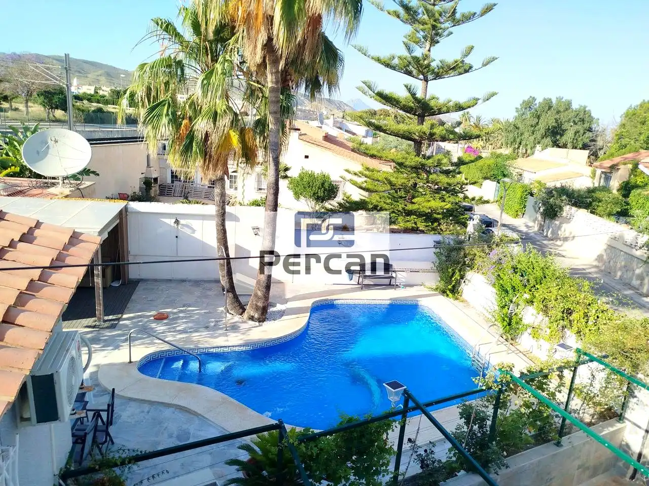 Vista exterior de Casa o xalet en venda en El Campello amb Aire condicionat, Jardí privat i Terrassa