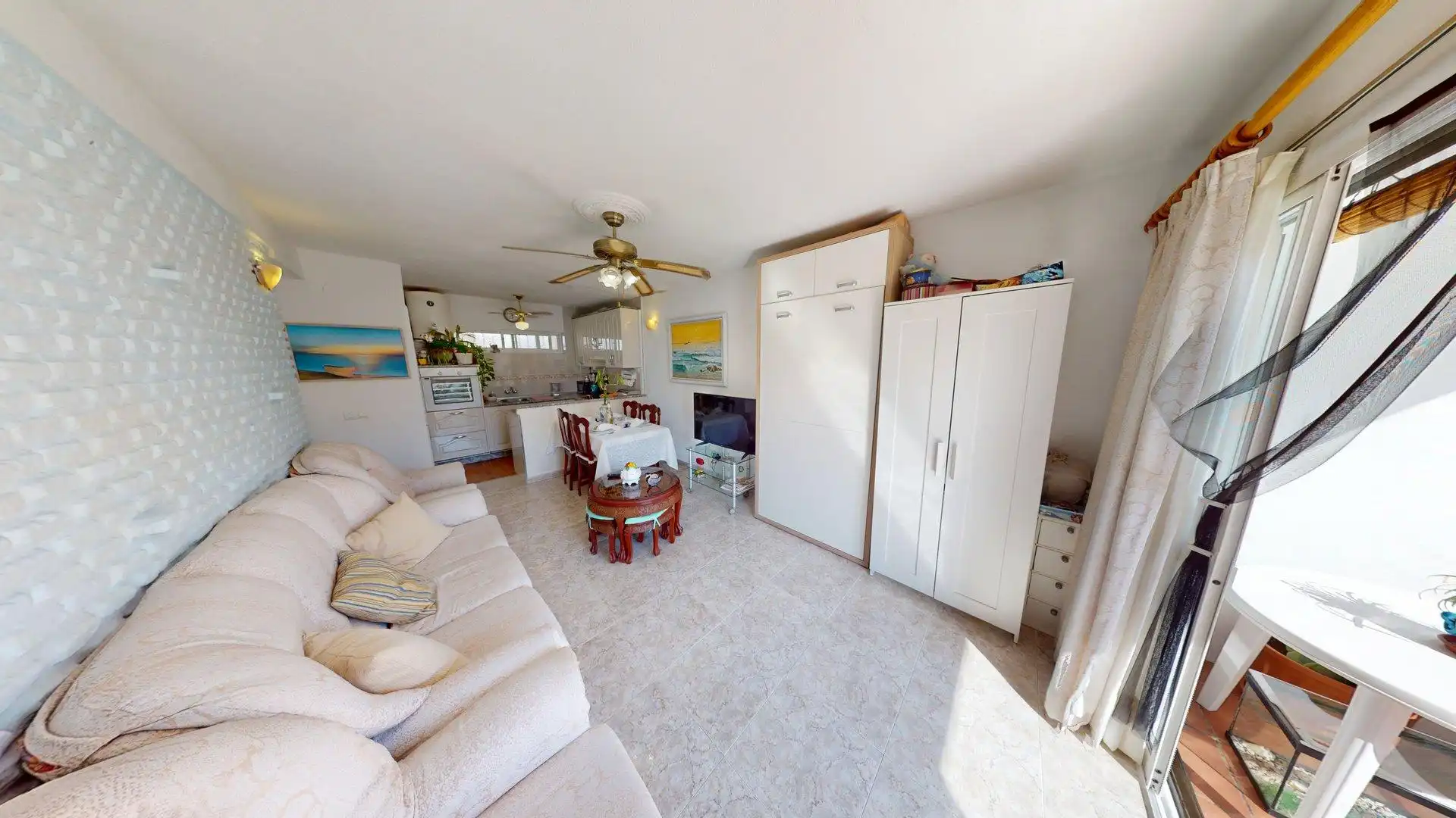 Wohnzimmer von Wohnung zum Verkauf in Benalmádena mit Klimaanlage, Privatgarten und Terrasse