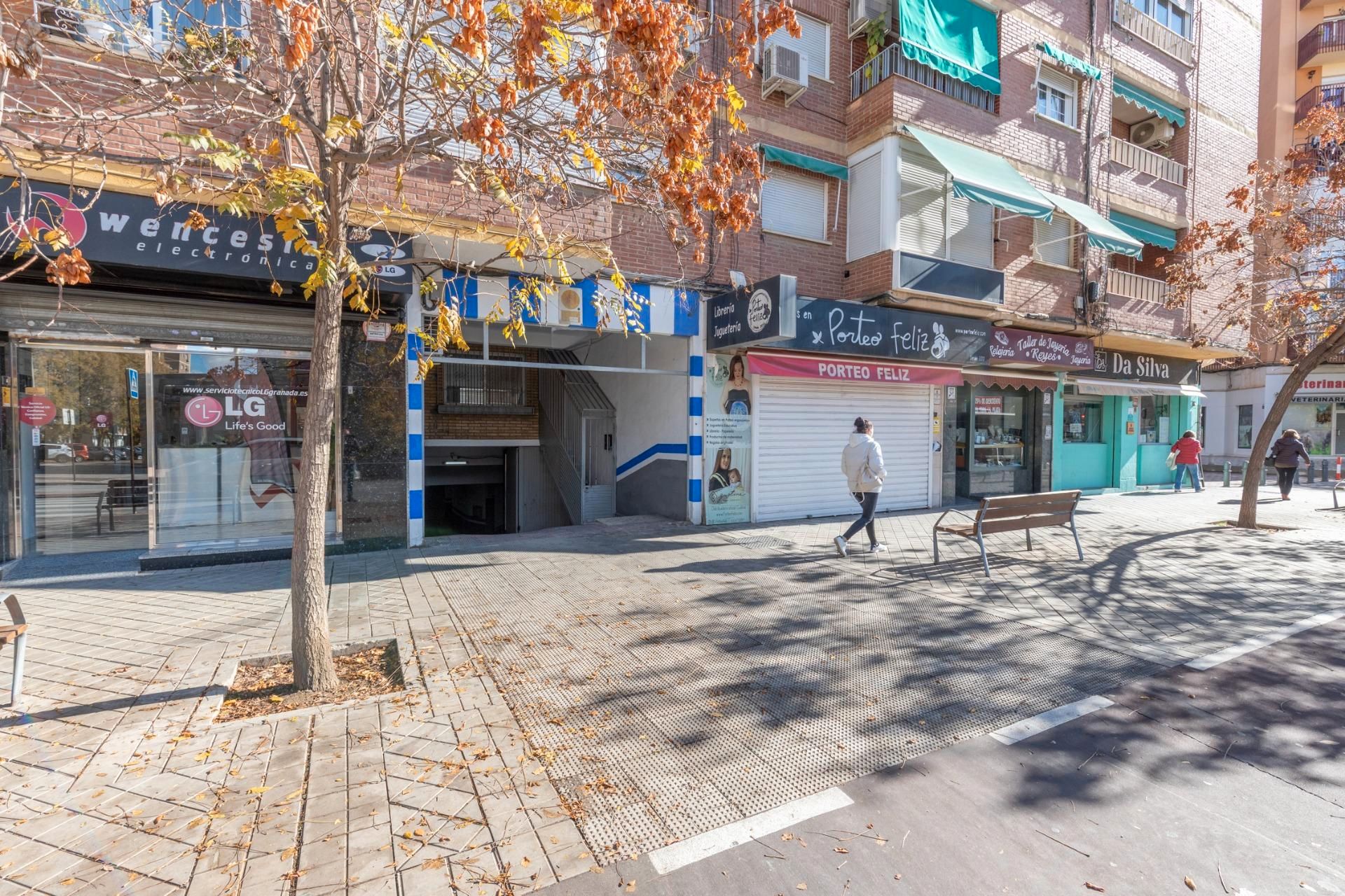 Exterior view of Garage for sale in  Granada Capital