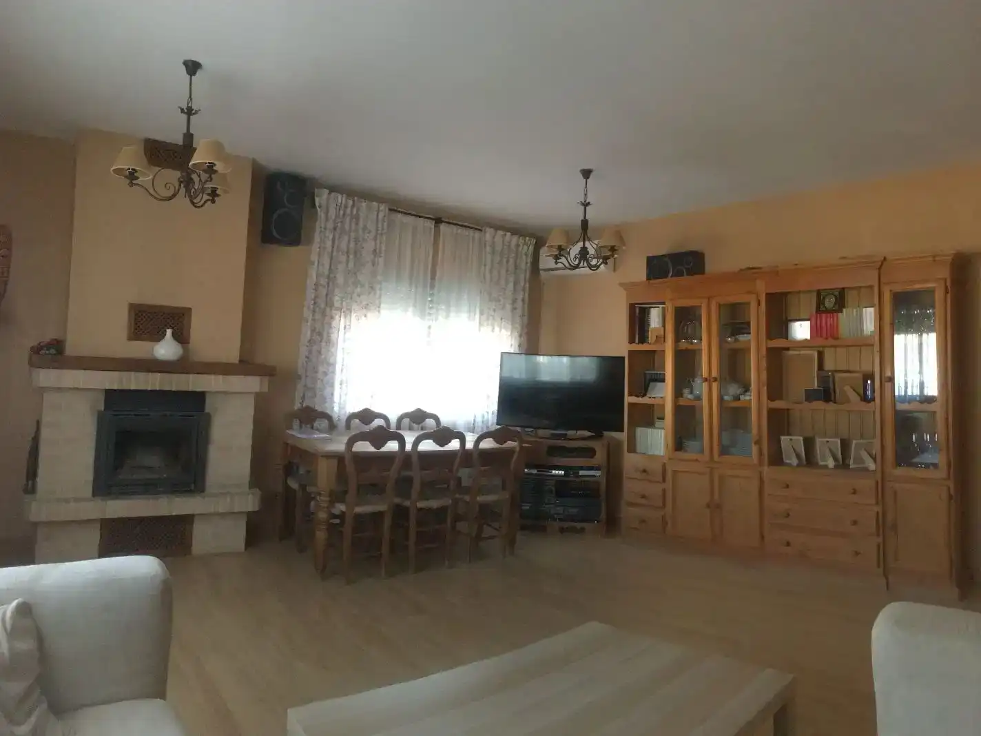 Wohnzimmer von Wohnung zum Verkauf in Cobisa mit Klimaanlage, Privatgarten und Parkett