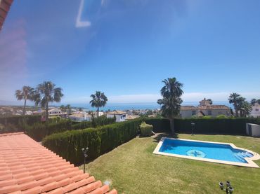 Casa amb piscina en venda a Jardines de España