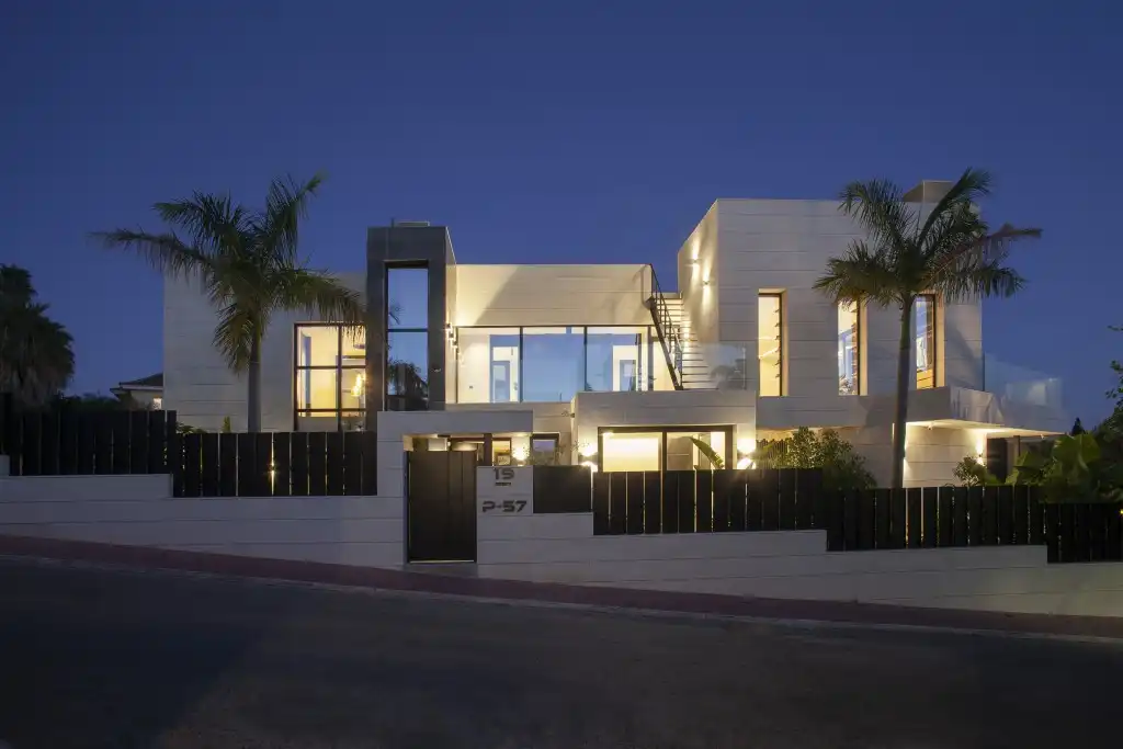 Chalet con piscina en venta en Nueva Andalucía, imagen 2