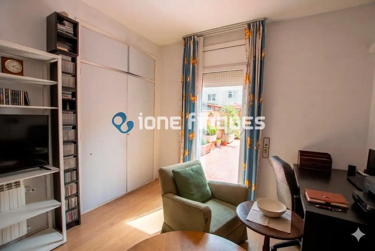 Außenansicht von Wohnung zum Verkauf in Barcelona mit Heizung, Privatgarten und Abstellraum