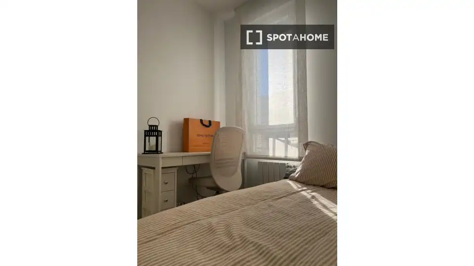 Bedroom of Flat for rent in Madrid  with Air Conditioner, Heating and Furnished
