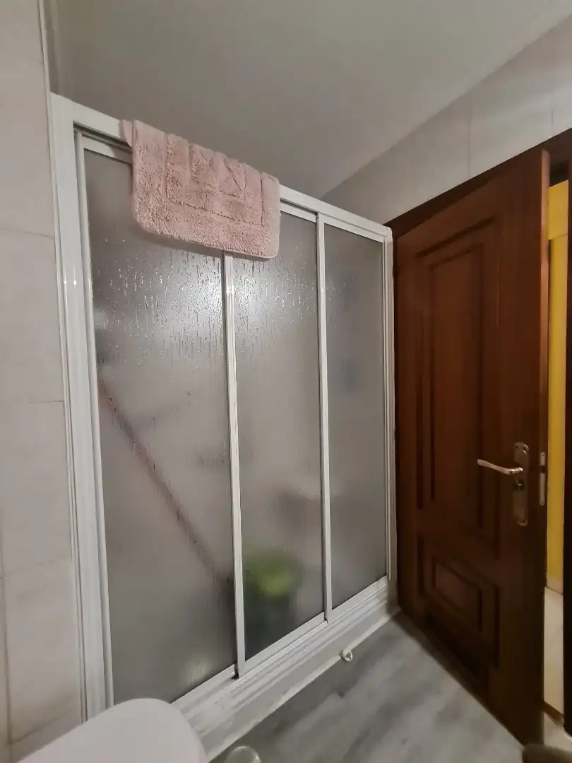 Bany de Pis en venda en Gijón  amb Calefacció, Parquet i Moblat