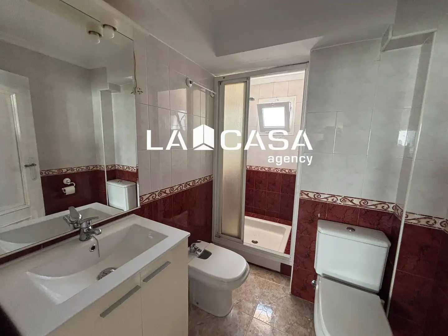 Bathroom of Flat for sale in Sevilla  with Storage room