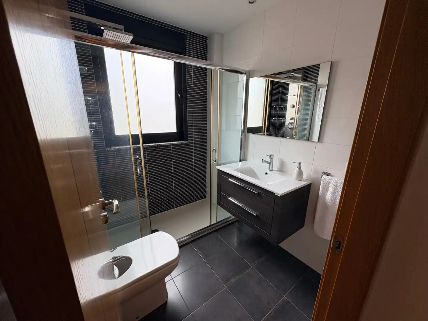 Badezimmer von Wohnungen zum Verkauf in Oleiros