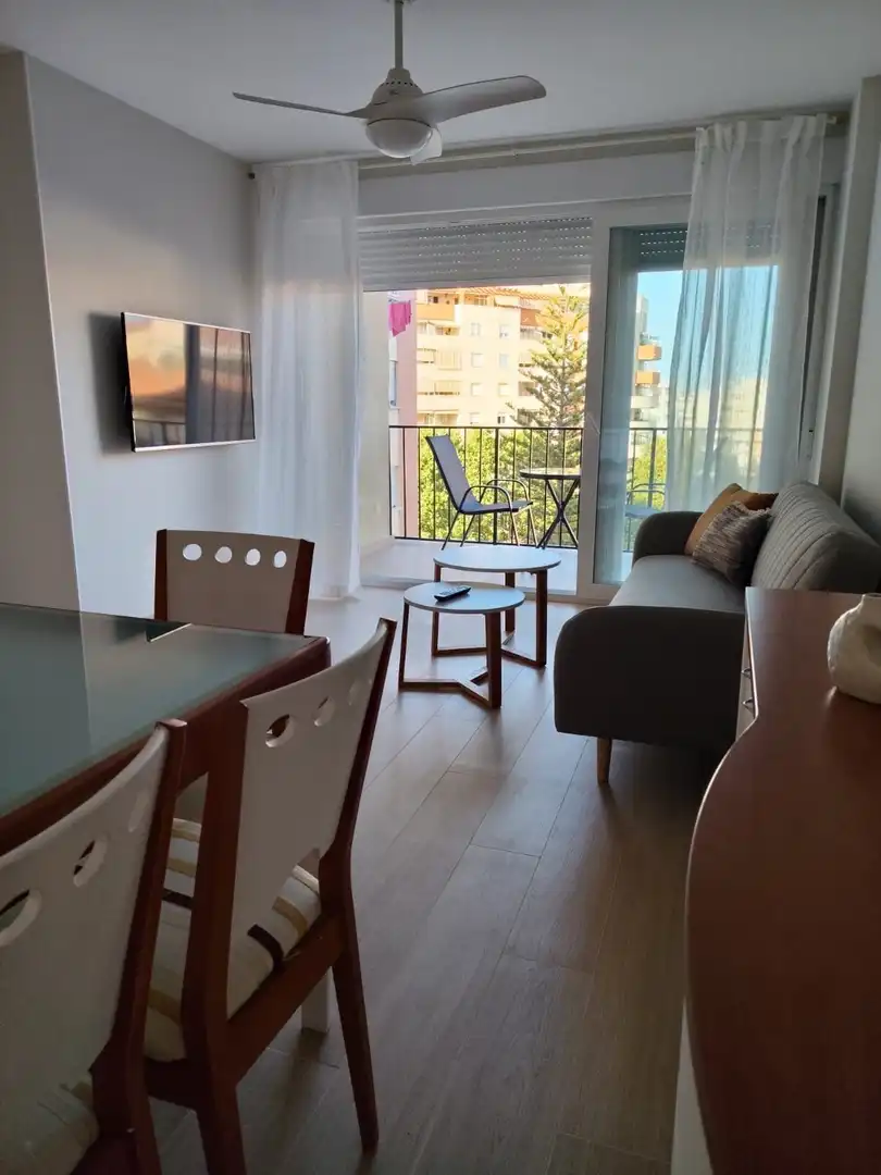 Sala de estar de Apartamento de alquiler en Fuengirola con Aire acondicionado, Terraza y Amueblado