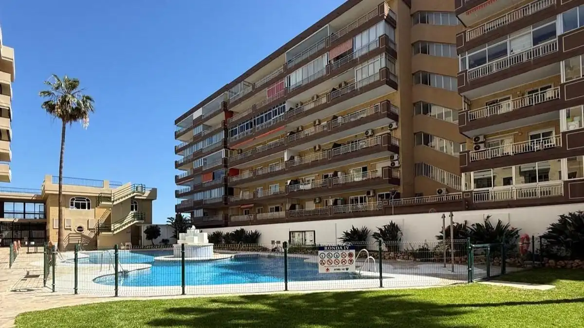 Schwimmbecken von Wohnungen zum Verkauf in Fuengirola mit Klimaanlage, Terrasse und Gemeinschaftspool