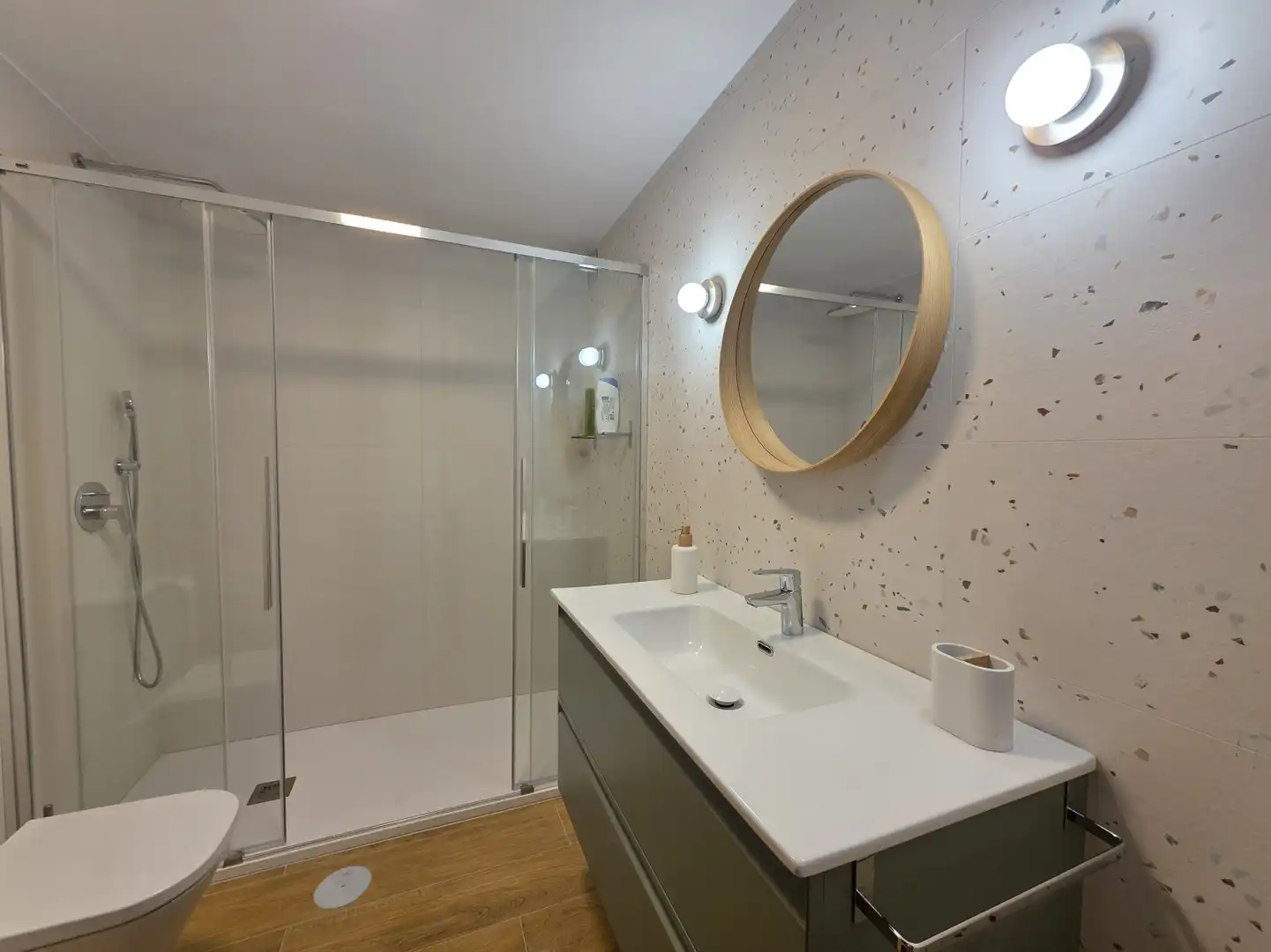 Bathroom of Flat for rent in Siero  with Heating, Parquet flooring and Terrace