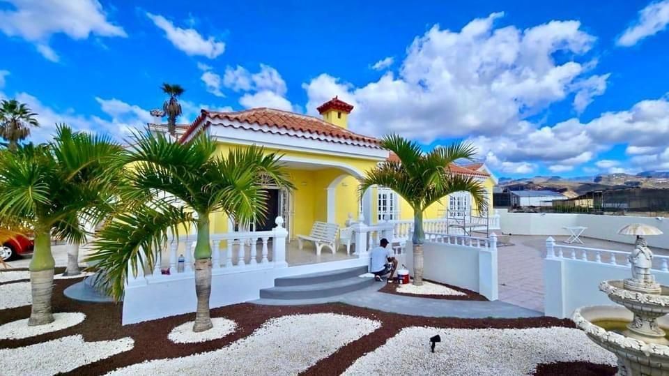 Vista exterior de Casa o xalet de lloguer en San Bartolomé de Tirajana amb Aire condicionat, Jardí privat i Terrassa