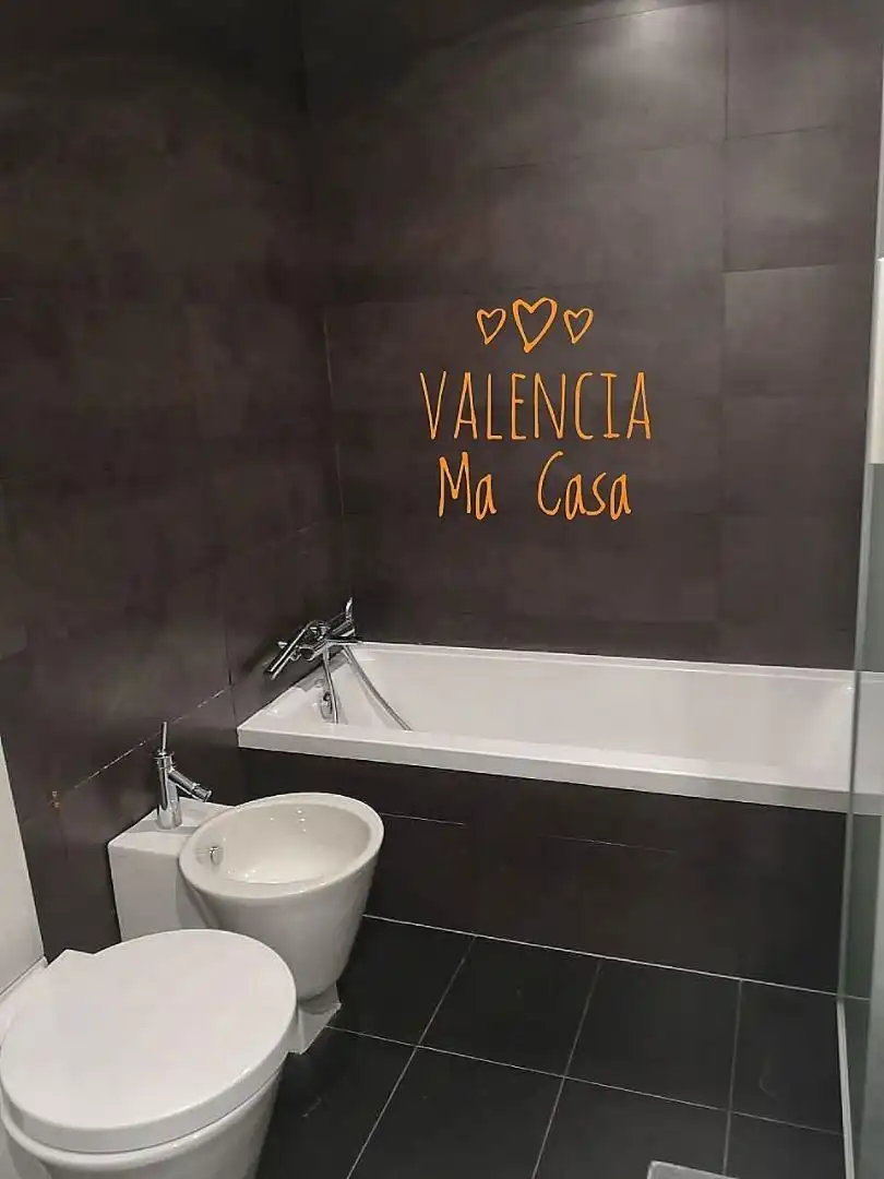 Bathroom of Flat for rent in Valencia  with Air Conditioner, Heating and Furnished