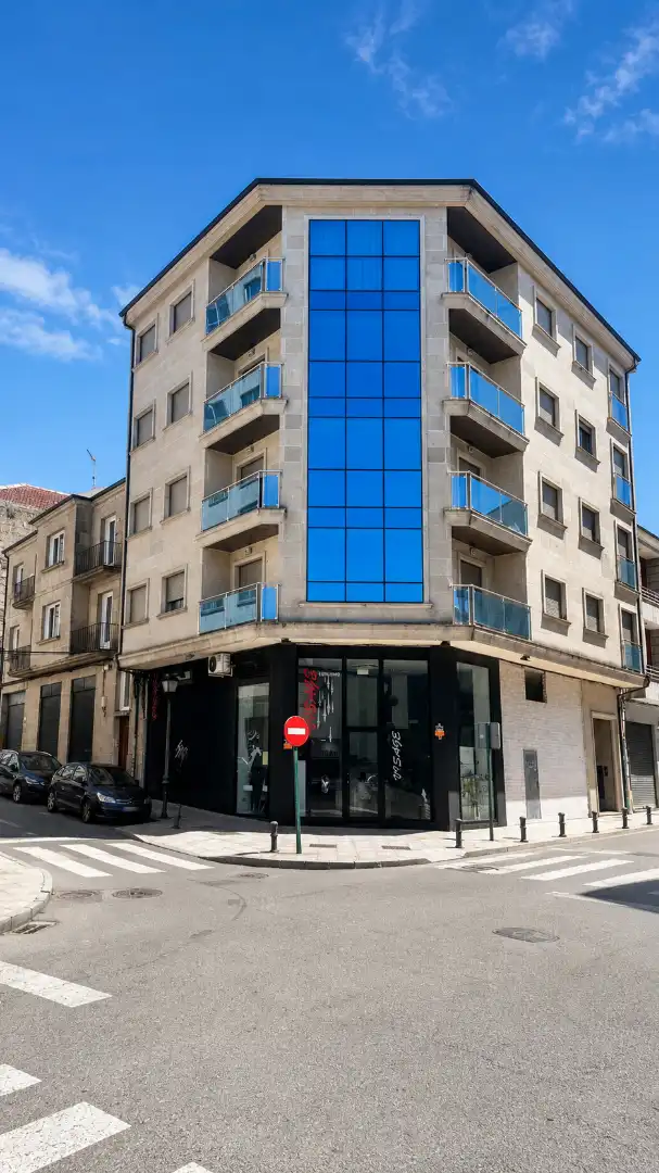 Vista exterior de Pis en venda en O Carballiño   amb Calefacció, Parquet i Balcó