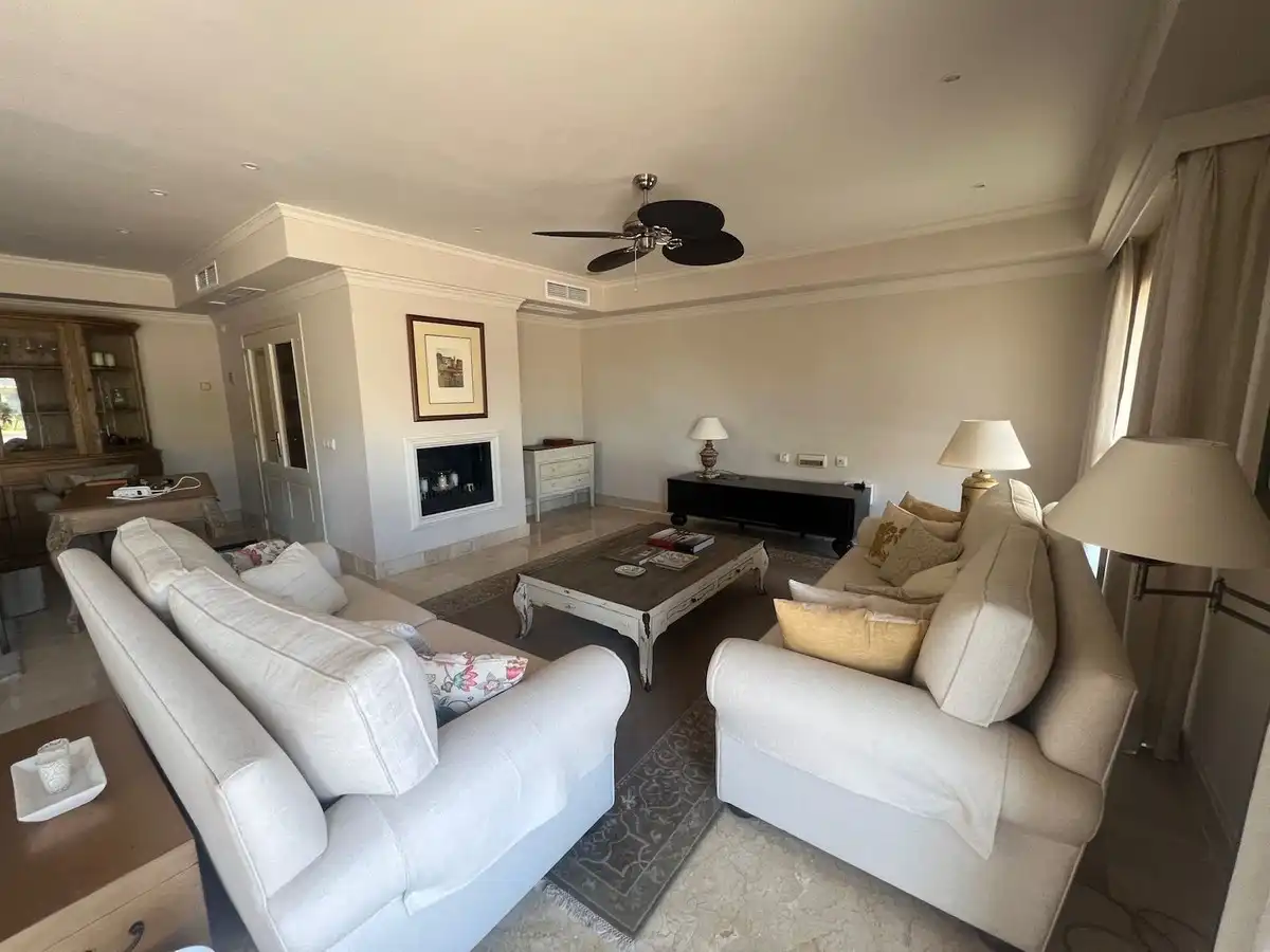 Sala de estar de Ático en venta en Marbella con Terraza, Trastero y Amueblado