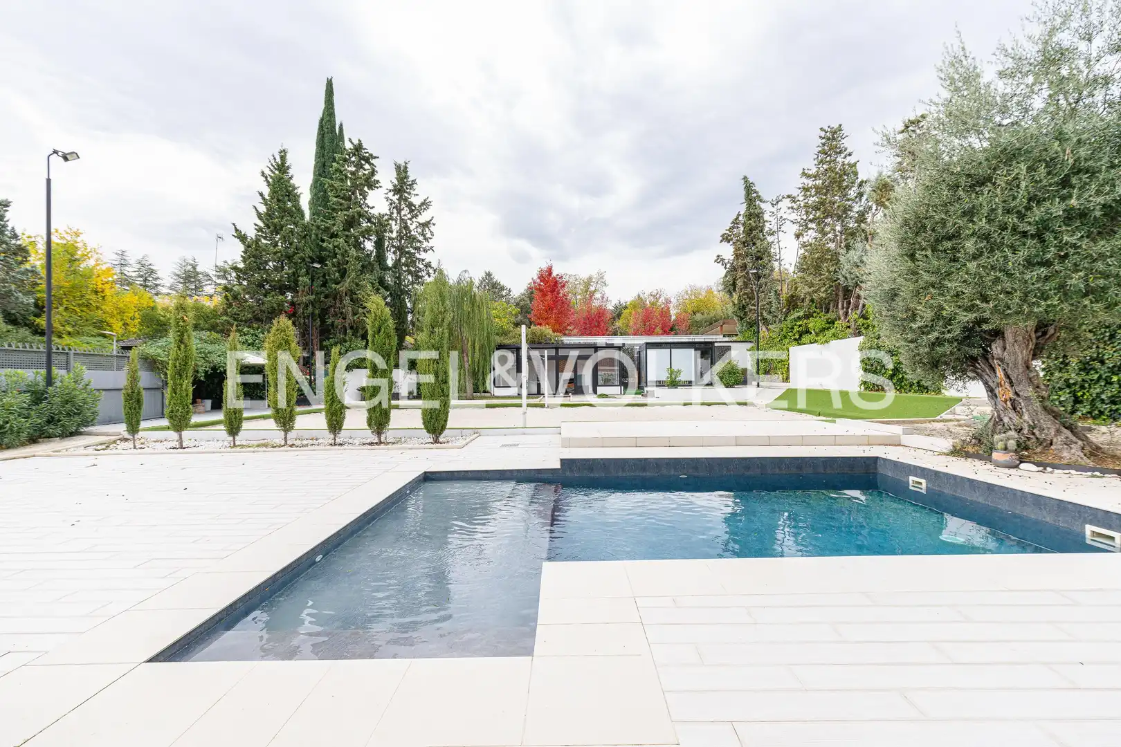 Piscina de Casa o chalet de alquiler en La Moraleja con Aire acondicionado, Calefacción y Jardín privado