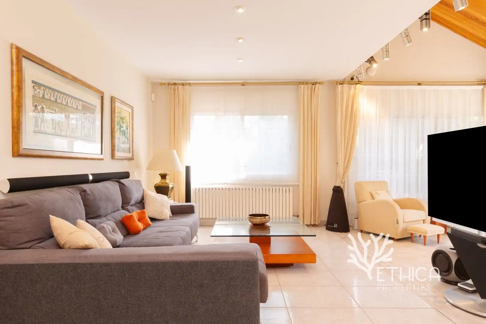 Sala d'estar de Casa o xalet en venda en Cerdanyola del Vallès amb Aire condicionat, Calefacció i Jardí privat