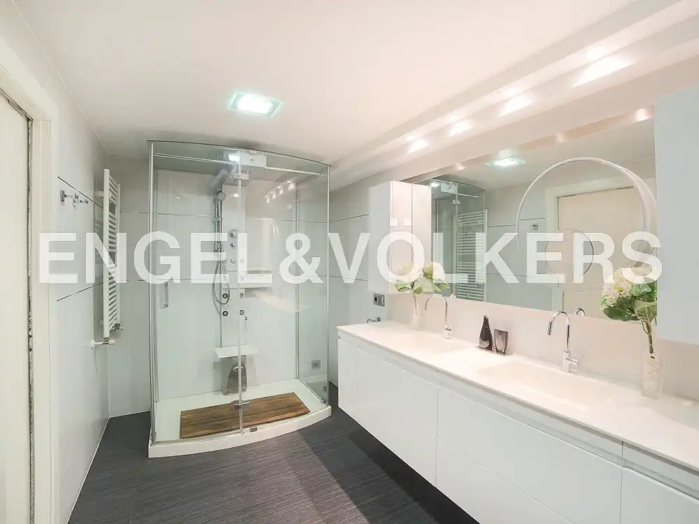Bathroom of Flat for sale in Valencia  with Air Conditioner, Heating and Terrace