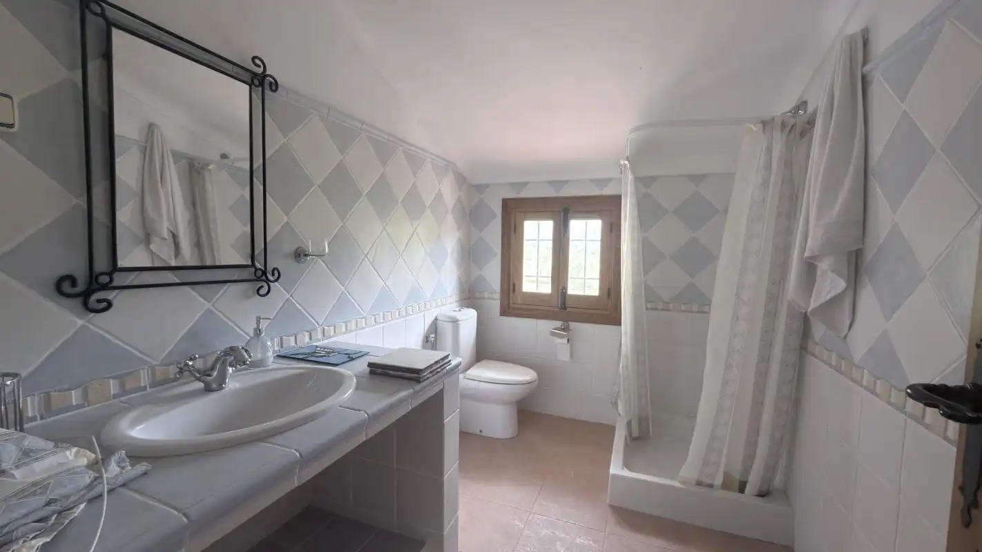 Badezimmer von Country house zur Miete in Valle de Abdalajís mit Klimaanlage, Heizung und Privatgarten
