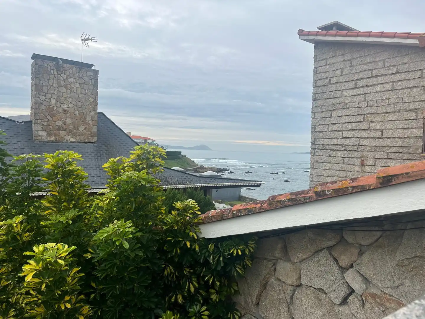 Vista exterior de Casa o xalet en venda en Vigo  amb Jardí privat, Terrassa i Traster