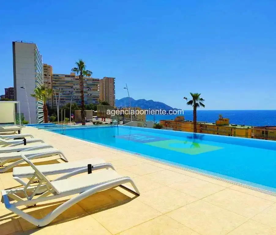 Piscina de Piso de alquiler en Benidorm con Aire acondicionado, Calefacción y Terraza