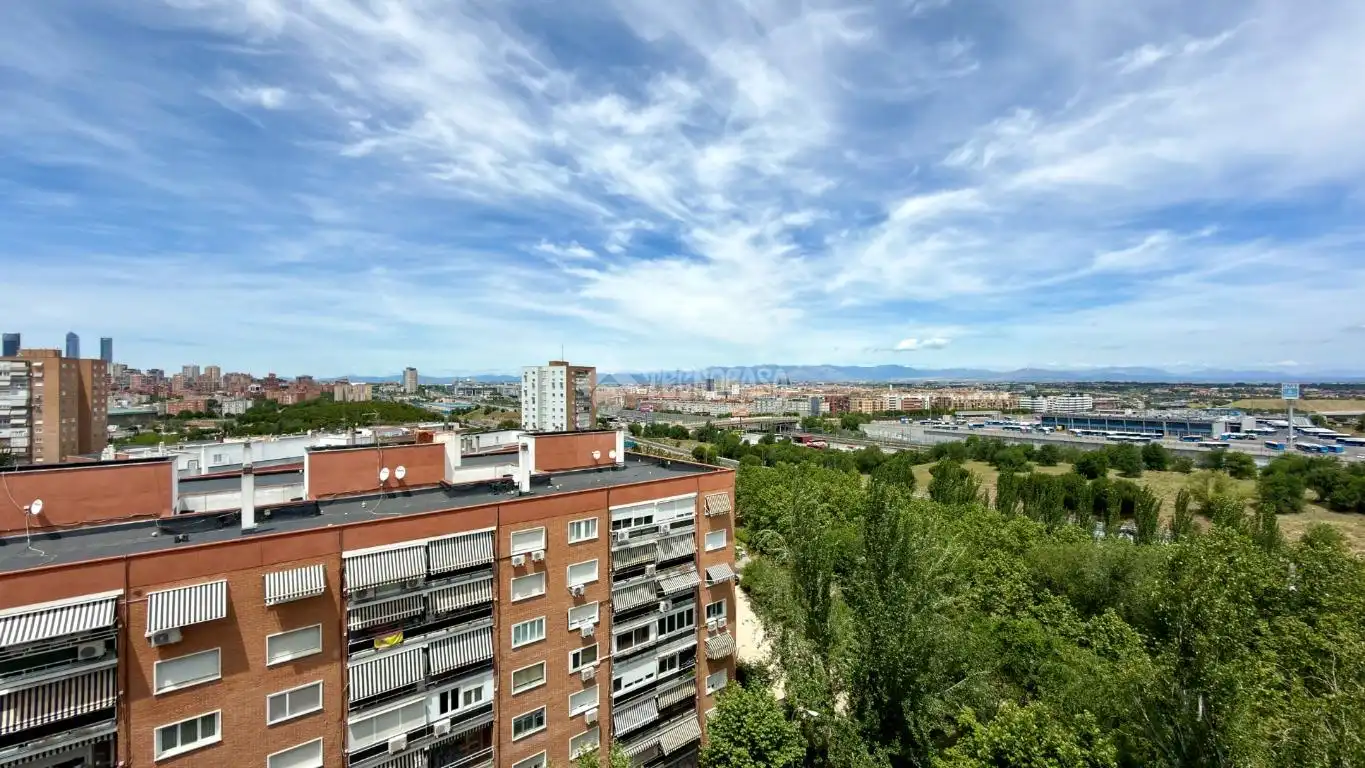 Vista exterior de Piso en venta en Madrid con Calefacción y Terraza