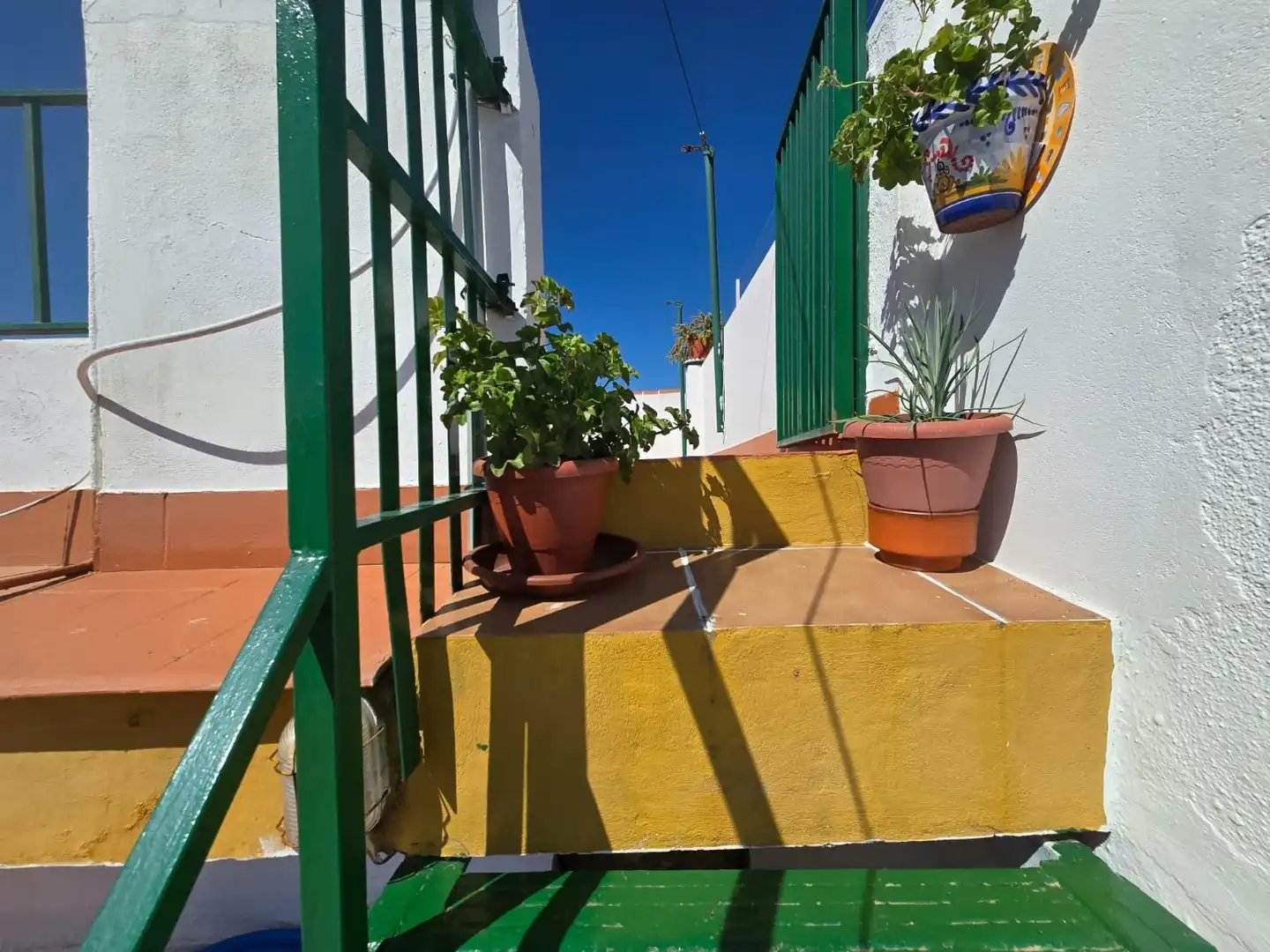 Vista exterior de Casa adosada en venta en Bormujos con Terraza, Trastero y Balcón