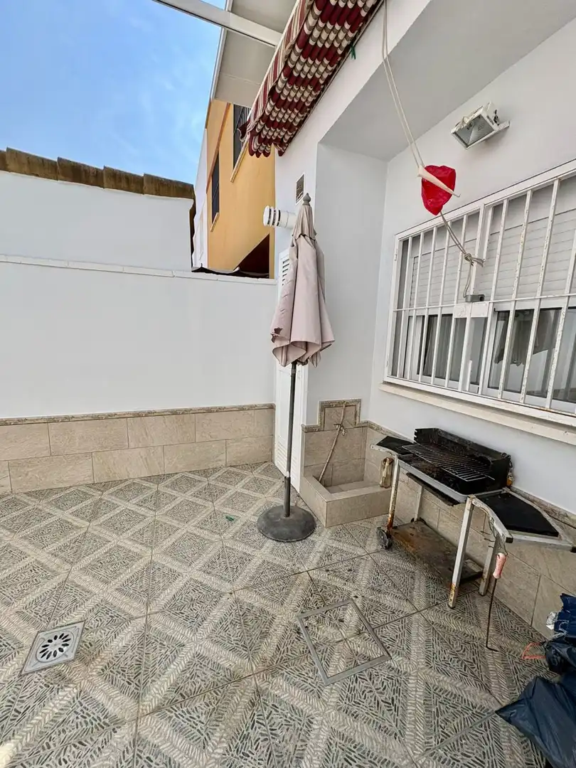 Vista exterior de Casa o xalet en venda en Gerena amb Aire condicionat, Calefacció i Terrassa