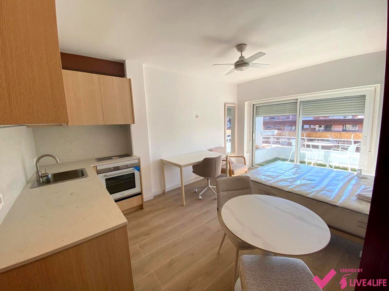 Dormitori de Estudi de lloguer en  Valencia Capital amb Aire condicionat, Terrassa i Moblat