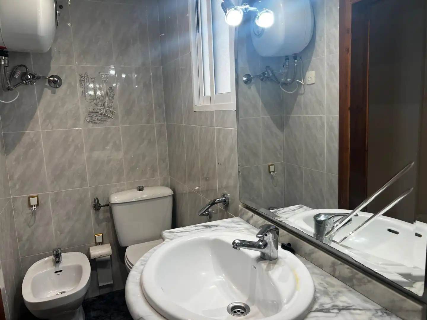 Bathroom of Flat for sale in Valencia  with Air Conditioner and Alarm