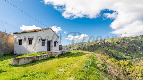 Encantadora casa de campo de 40m² con amplio terreno y aguacates.