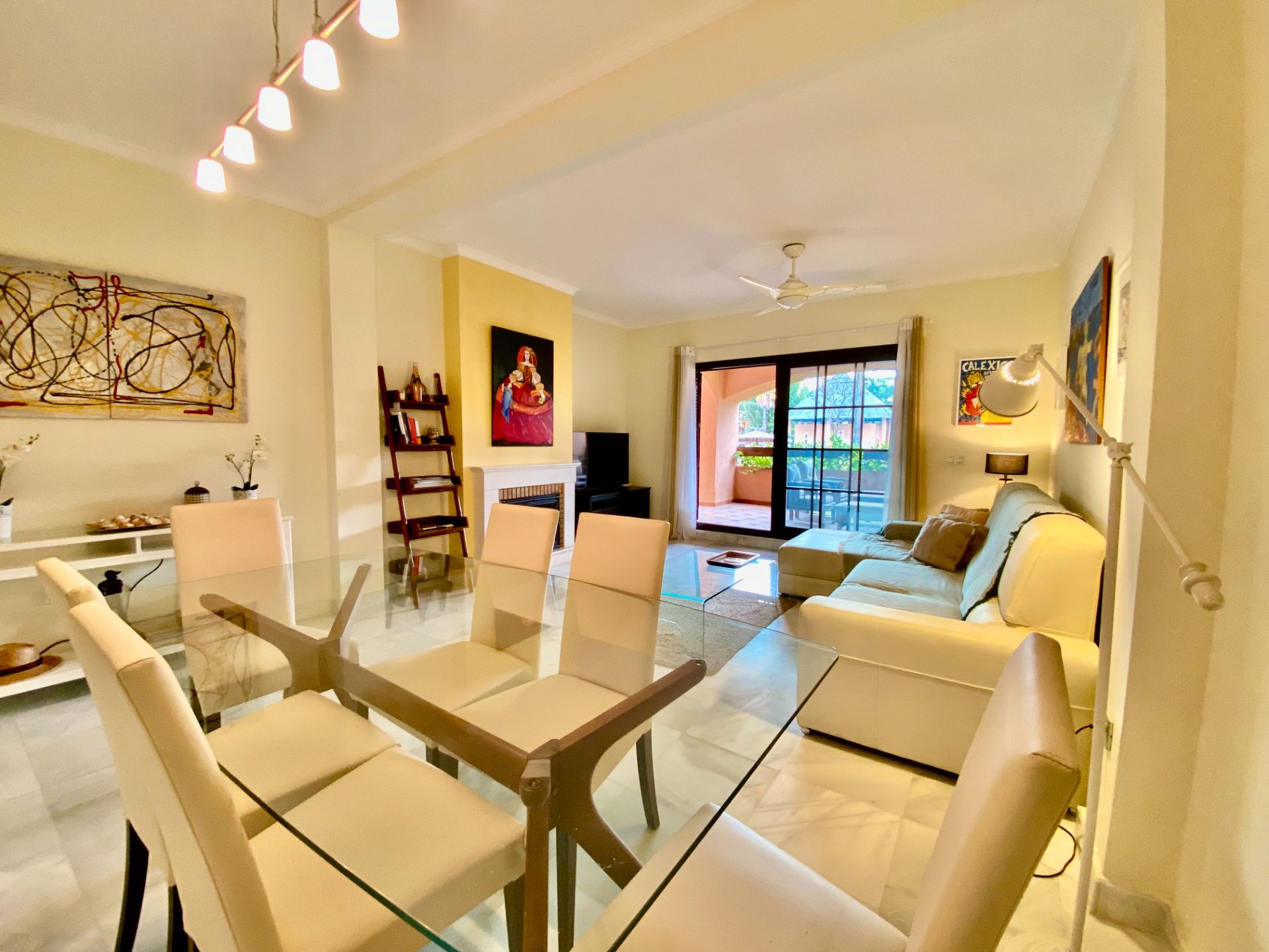 Sala d'estar de Apartament en venda en Estepona amb Aire condicionat, Calefacció i Terrassa