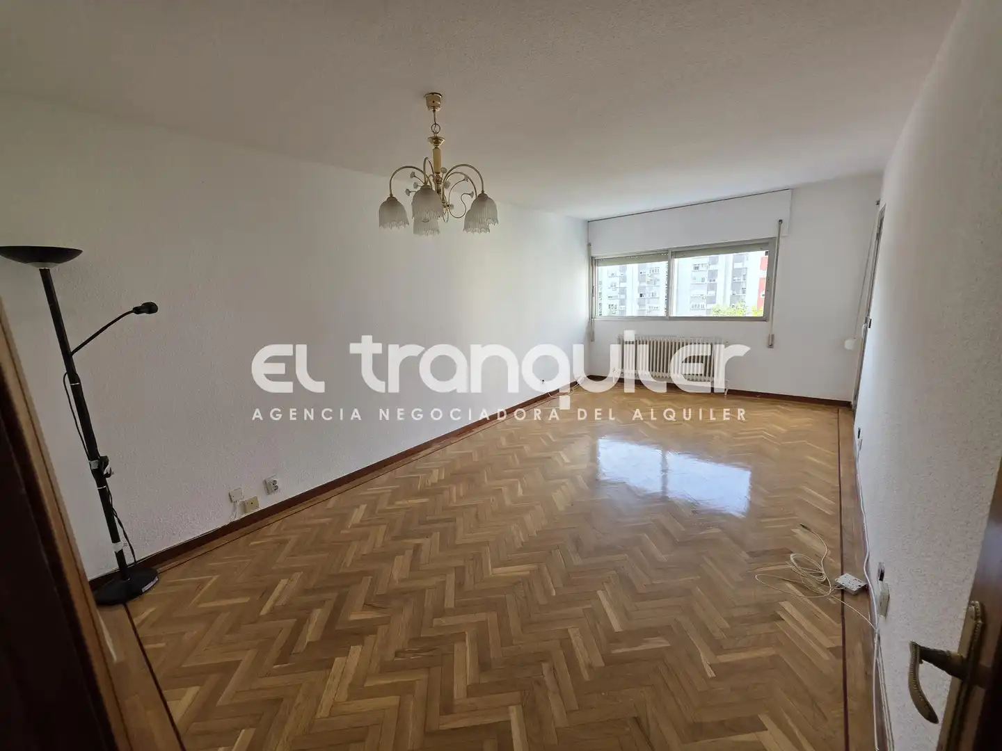 Living room of Flat for rent in Madrid  with Parquet flooring, Terrace and Furnished