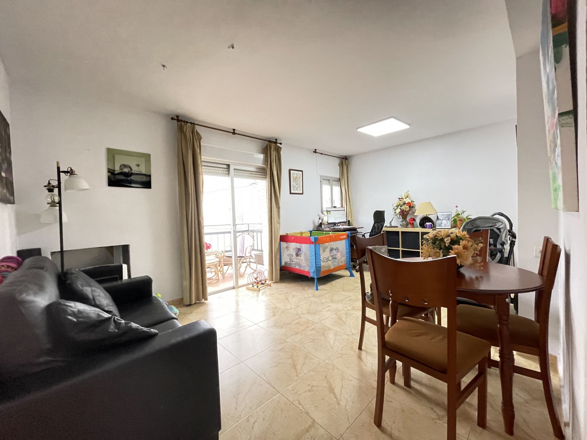 Sala d'estar de Apartament en venda en Estepona amb Aire condicionat, Terrassa i Balcó