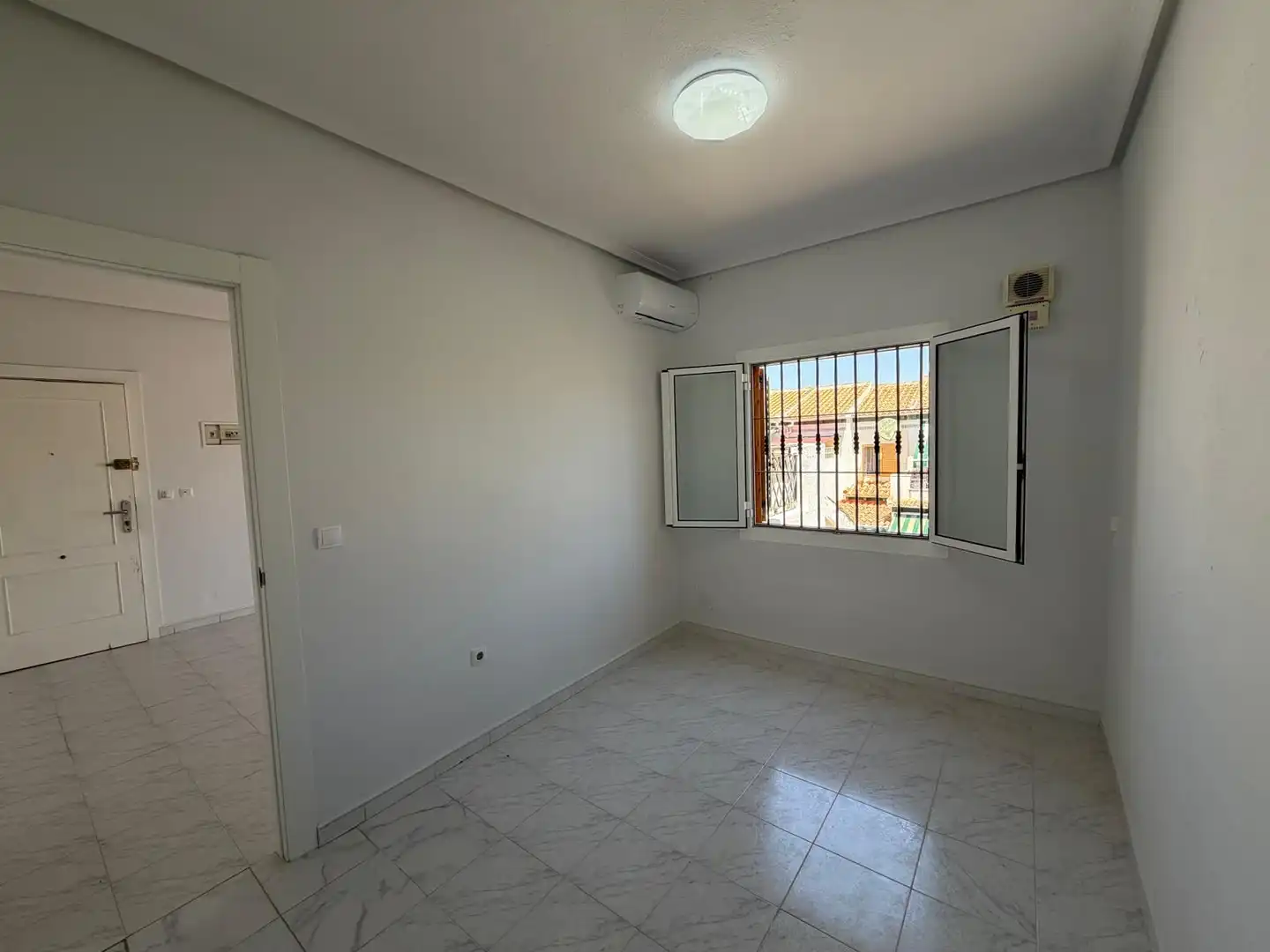 Flat for sale in Torrevieja  with Air Conditioner, Terrace and Community pool