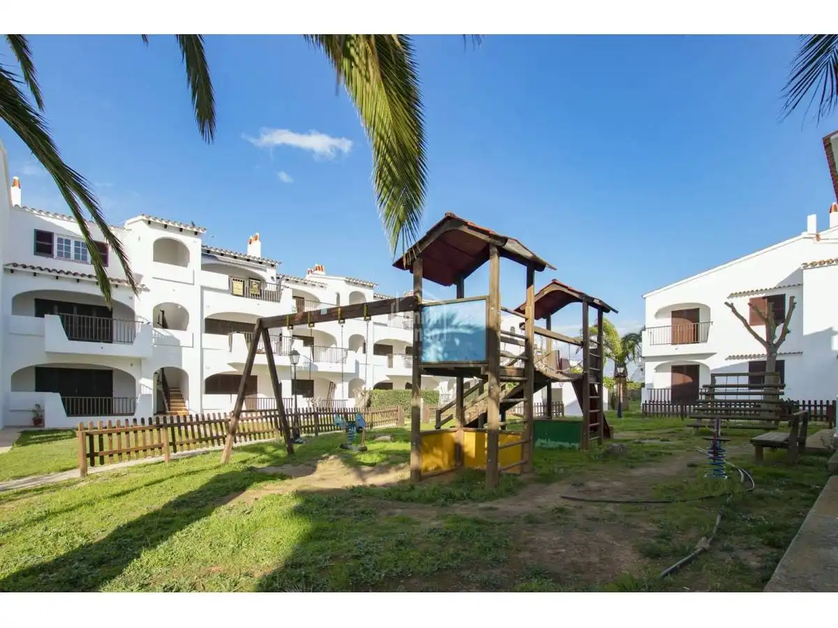 Vista exterior de Apartament en venda en Alaior amb Jardí privat, Terrassa i Piscina