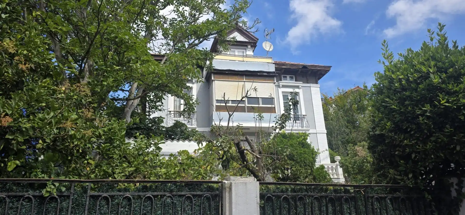 Vista exterior de Casa o xalet en venda en Santander amb Jardí privat, Terrassa i Moblat