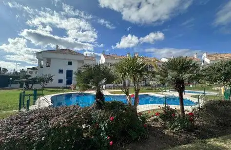 Außenansicht von Einfamilien-Reihenhaus zum Verkauf in Marbella mit Terrasse
