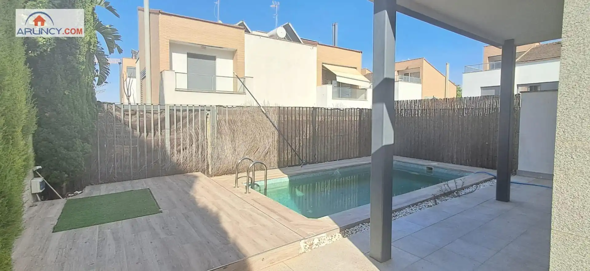 Piscina de Casa adosada en venda en Espartinas amb Aire condicionat, Calefacció i Jardí privat