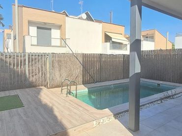 Casa bifamiliare con balcone in vendita a Colegio Europa