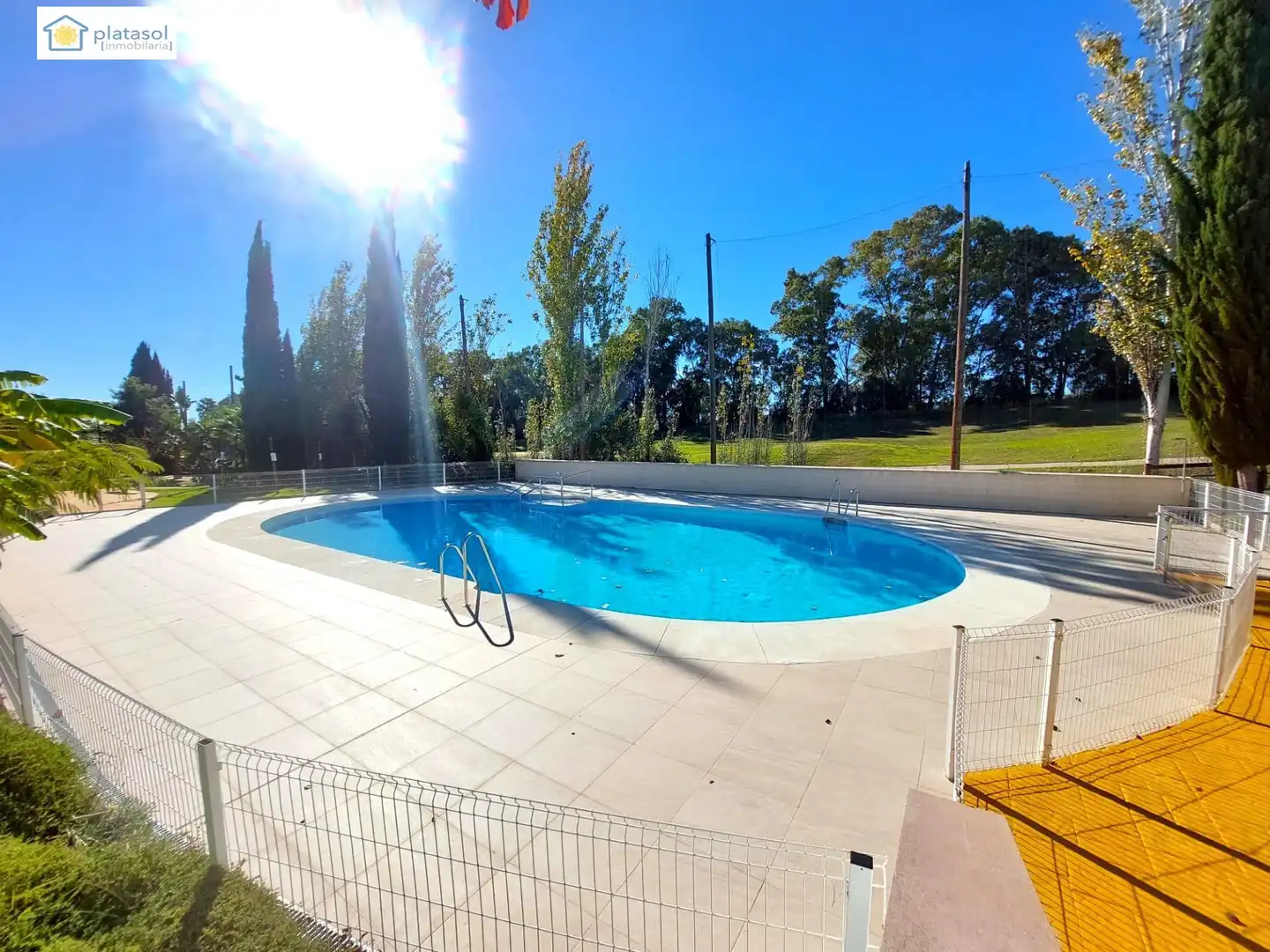 Piscina de Casa adosada en venda en Guillena amb Aire condicionat, Calefacció i Jardí privat