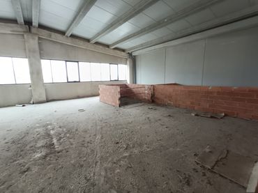 Industrial building to rent in Ondara