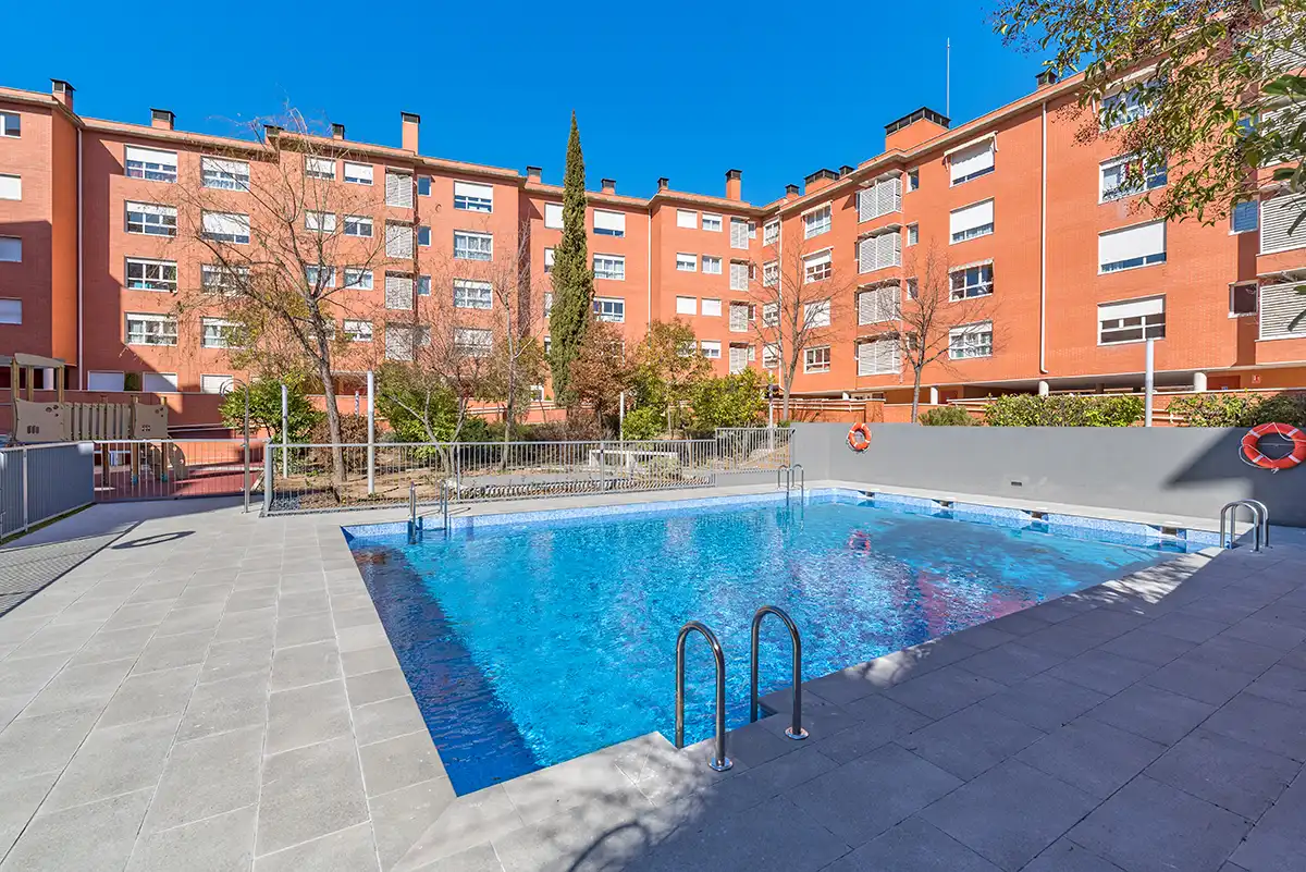 Pis amb piscina en venda a Calle de Laponia 19