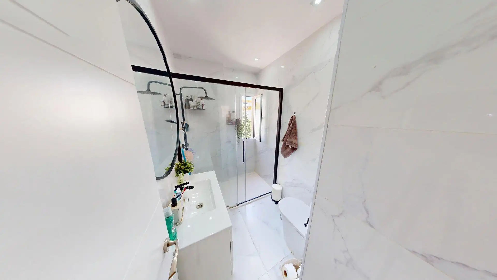 Bathroom of Flat for sale in Benalmádena  with Air Conditioner, Swimming Pool and Furnished