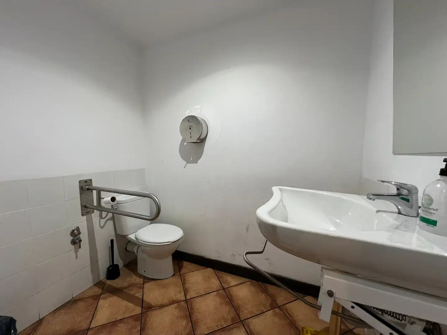 Baño de Local en traspaso en Jaca con Aire acondicionado, Calefacción y Amueblado