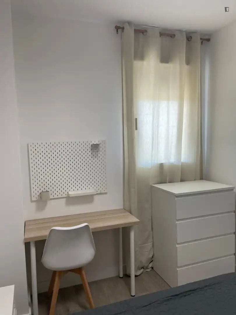 Habitación de Apartamento de alquiler en Dos Hermanas con Aire acondicionado, Calefacción y Amueblado