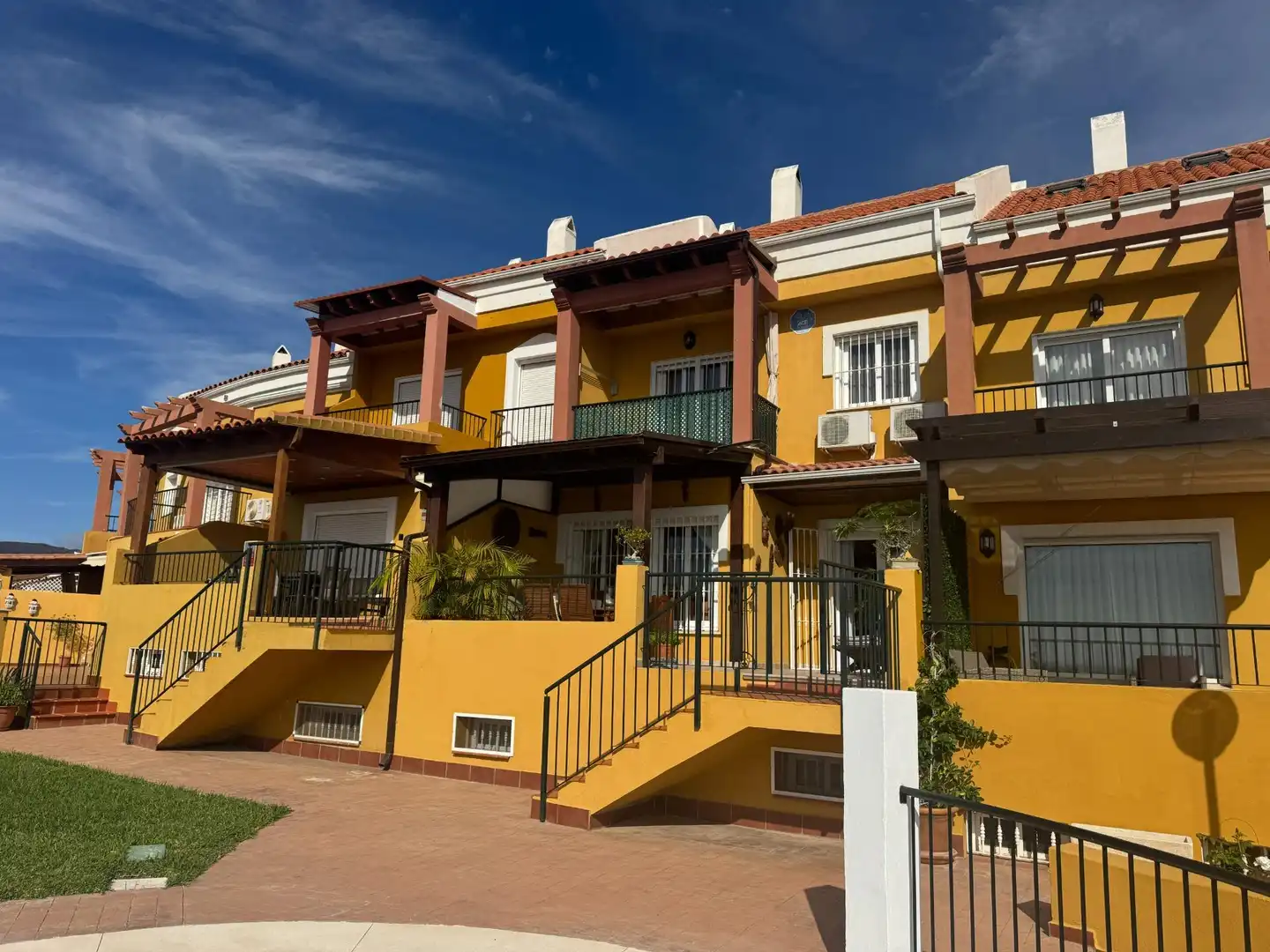 Vista exterior de Casa adosada en venta en Rincón de la Victoria con Aire acondicionado, Calefacción y Jardín privado