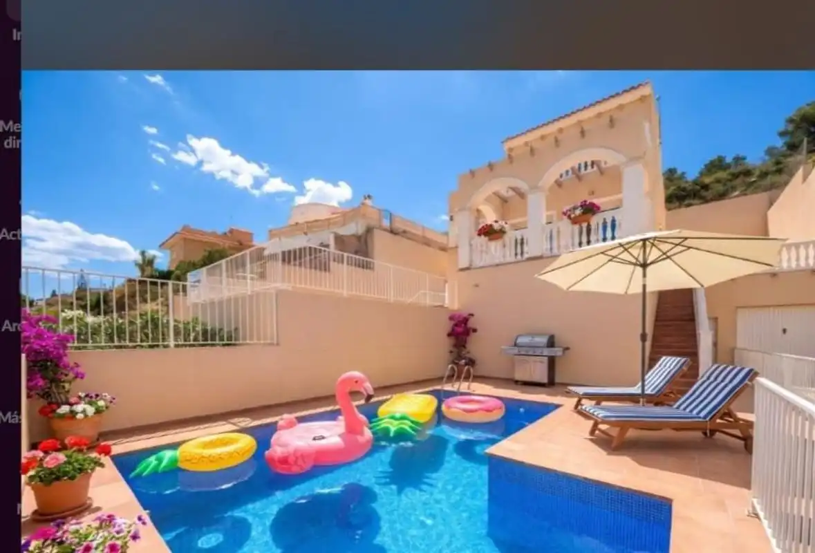 Casa aparellada amb terrassa en venda a Carrer del Cabeçó d'Or