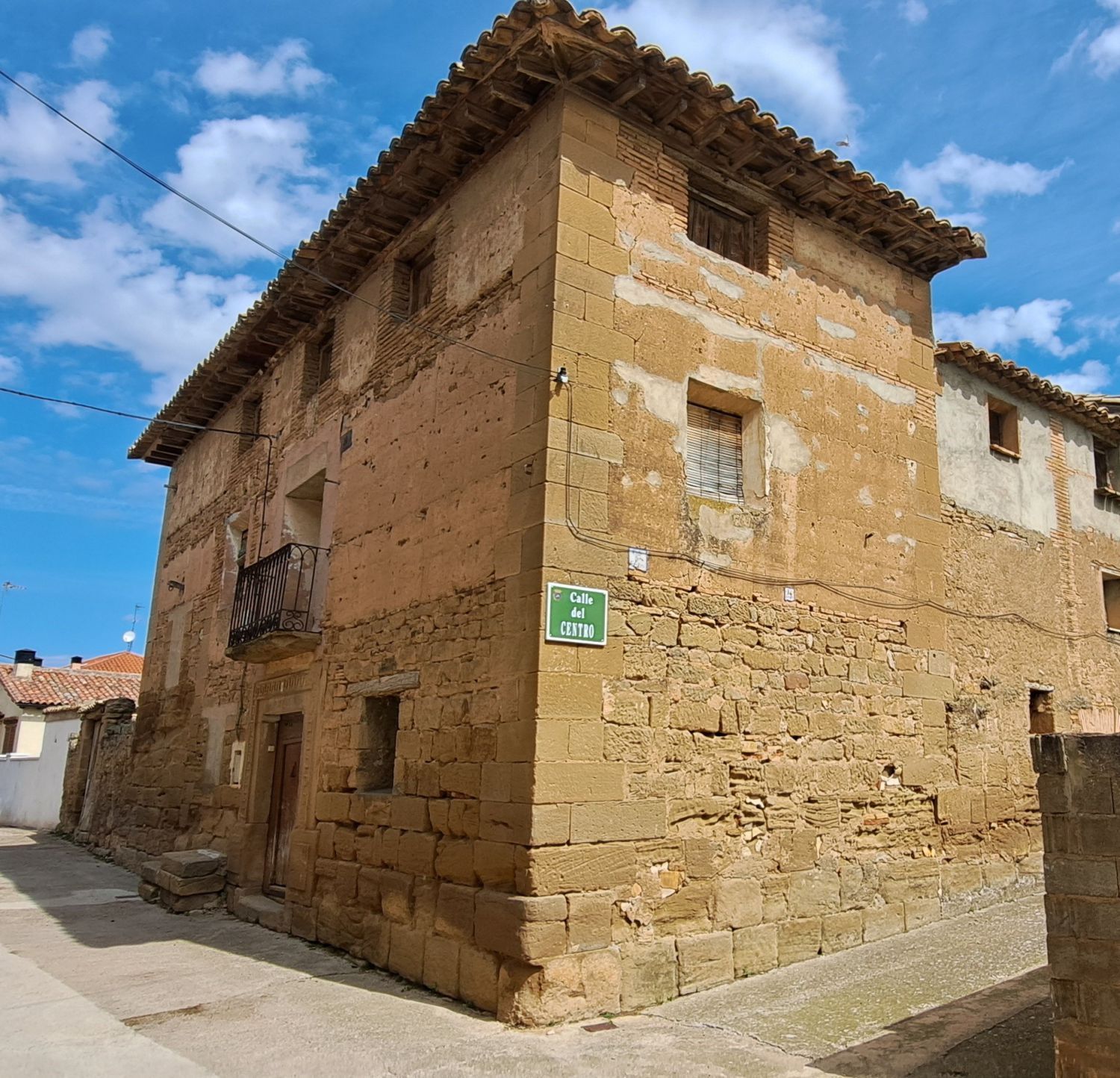 Vista exterior de Casa o xalet en venda en  Huesca Capital amb Jardí privat, Traster i Balcó